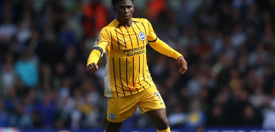 Joueur en action sur le terrain avec maillot jaune
