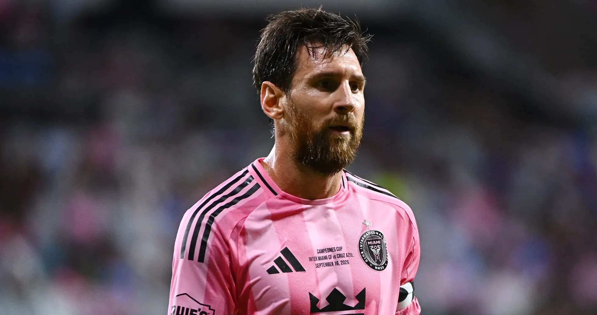 Lionel Messi en maillot rose lors d'un match