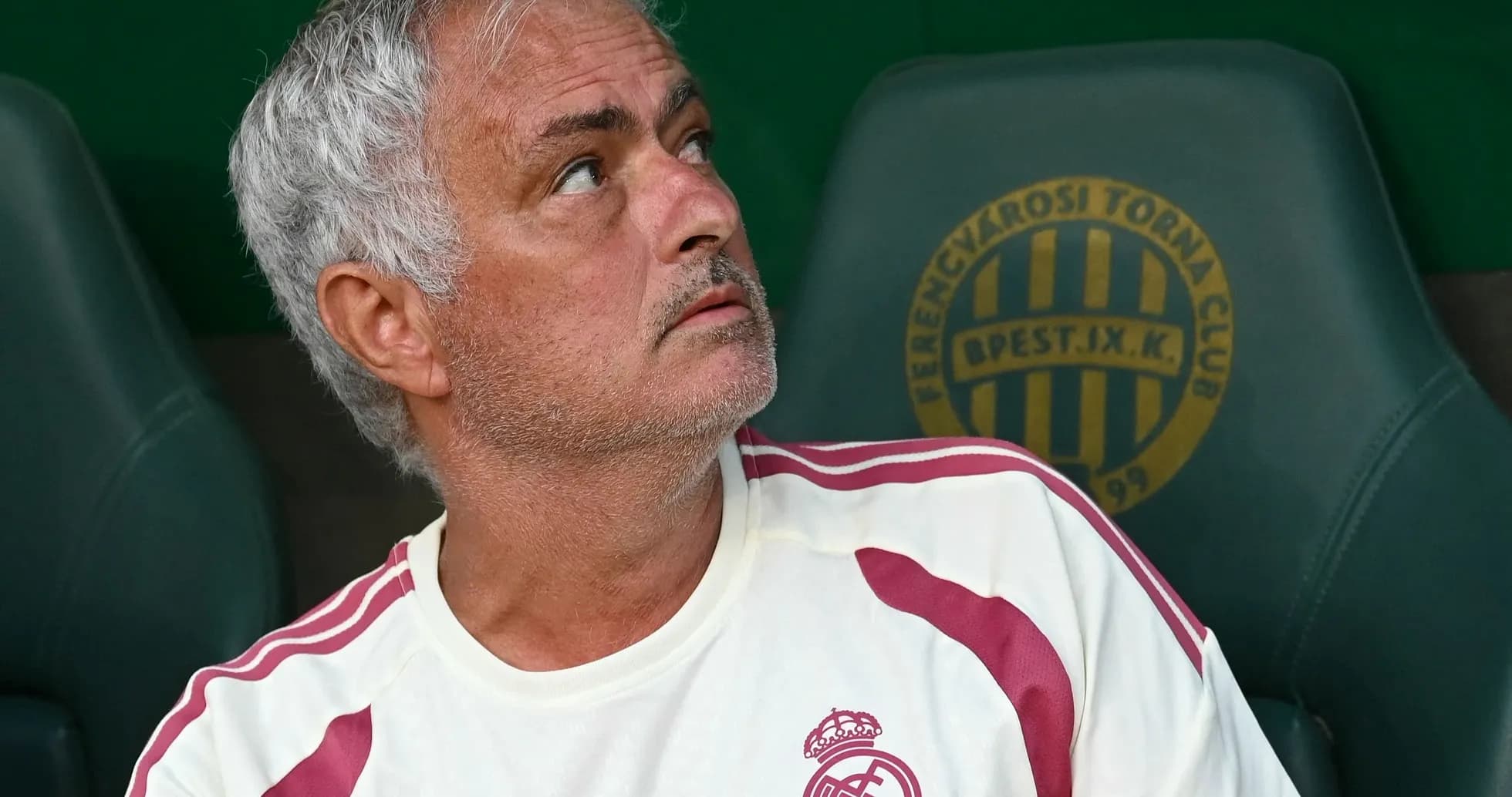 Entraîneur regardant le match depuis le banc