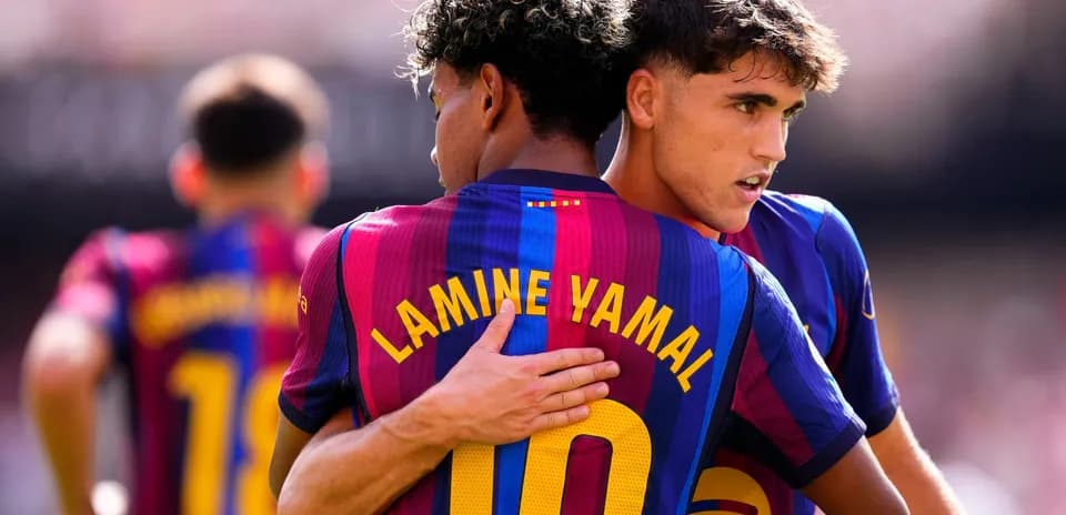 Deux joueurs de Barcelone s'étreignant sur le terrain