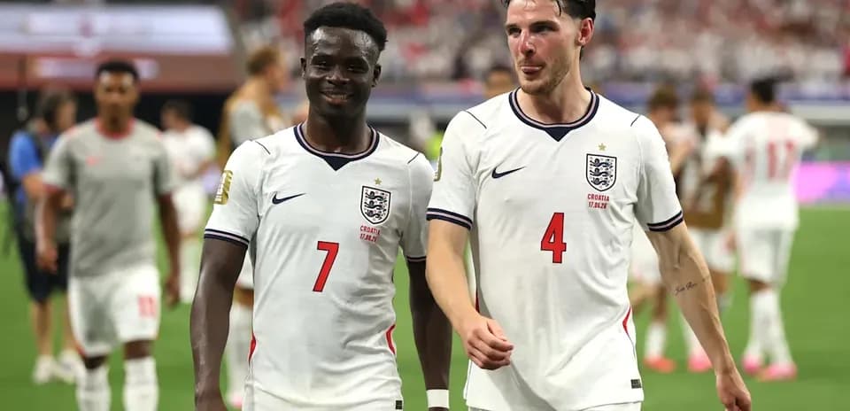 Deux joueurs anglais marchant sur le terrain après le match