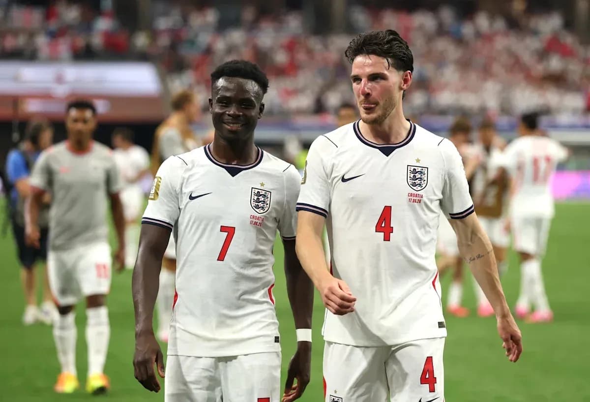 Deux joueurs anglais marchant sur le terrain après le match
