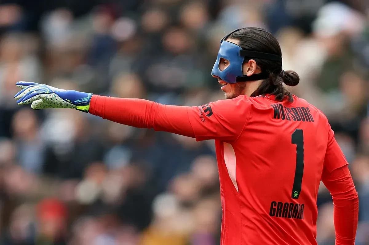 Gardien de but de Wolfsburg donnant des instructions
