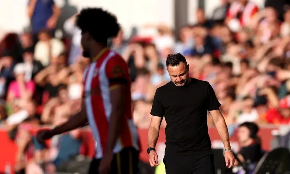 Entraîneur marchant sur le terrain, joueur en arrière-plan