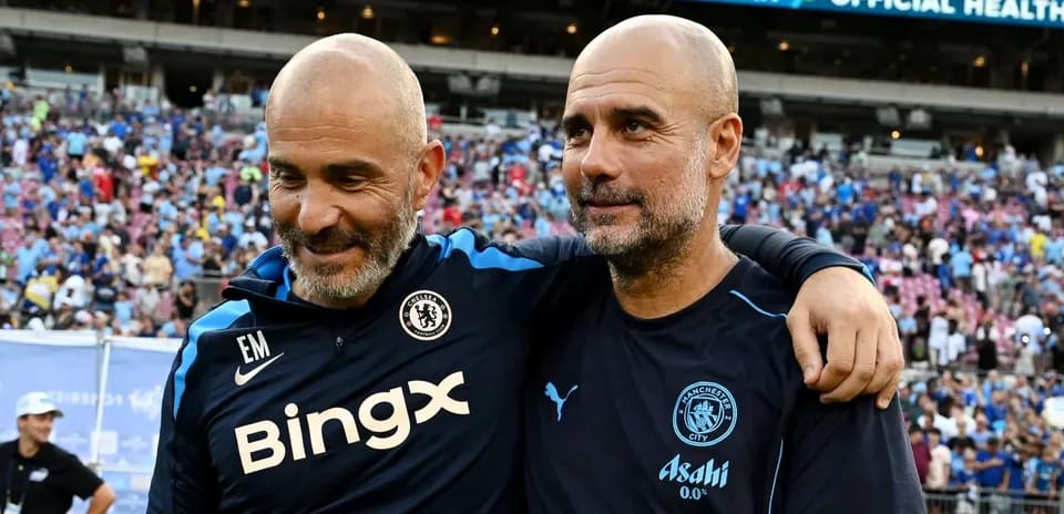Deux entraîneurs se souriant après un match