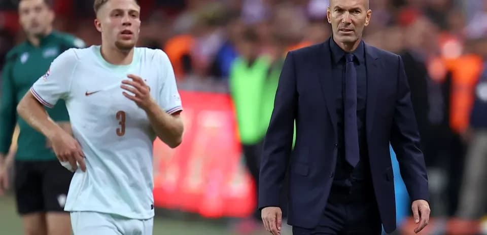 Joueur marchant sur le terrain avec entraîneur en arrière-plan