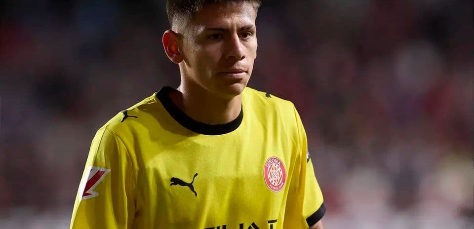 Joueur de Girona en maillot jaune sur le terrain