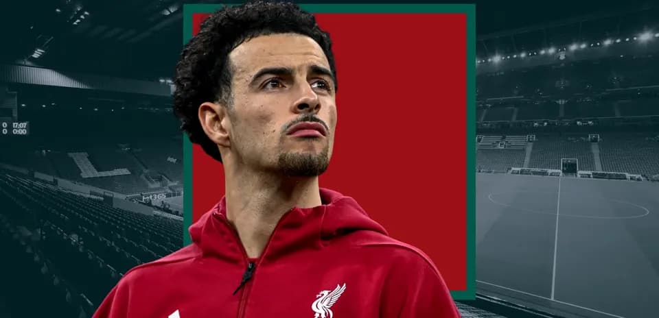 Joueur de Liverpool avec un hoodie sur fond de stade