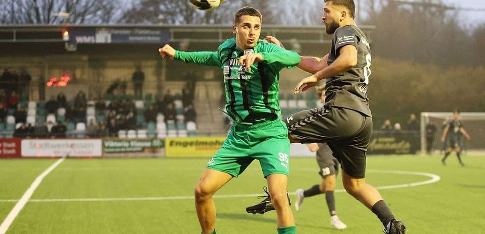 Deux joueurs en duel lors du match