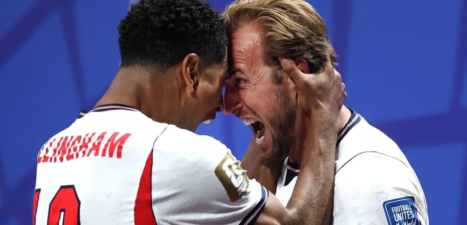 Joueurs célébrant un but ensemble
