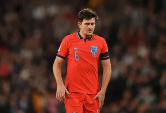 Joueur anglais en maillot rouge sur le terrain