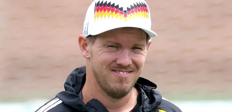 Entraîneur souriant portant une casquette lors d'un entraînement