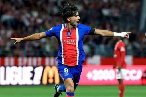 Joueur du PSG célébrant un but sur le terrain