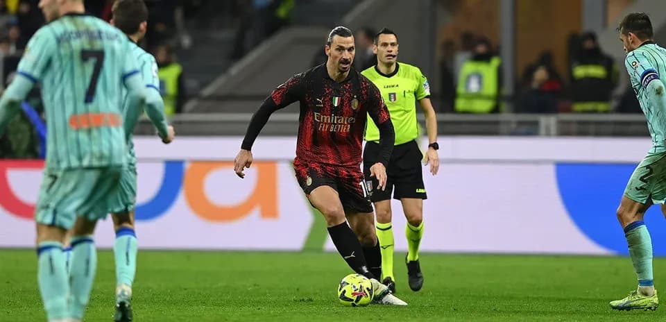 Zlatan Ibrahimović dribblant lors du match