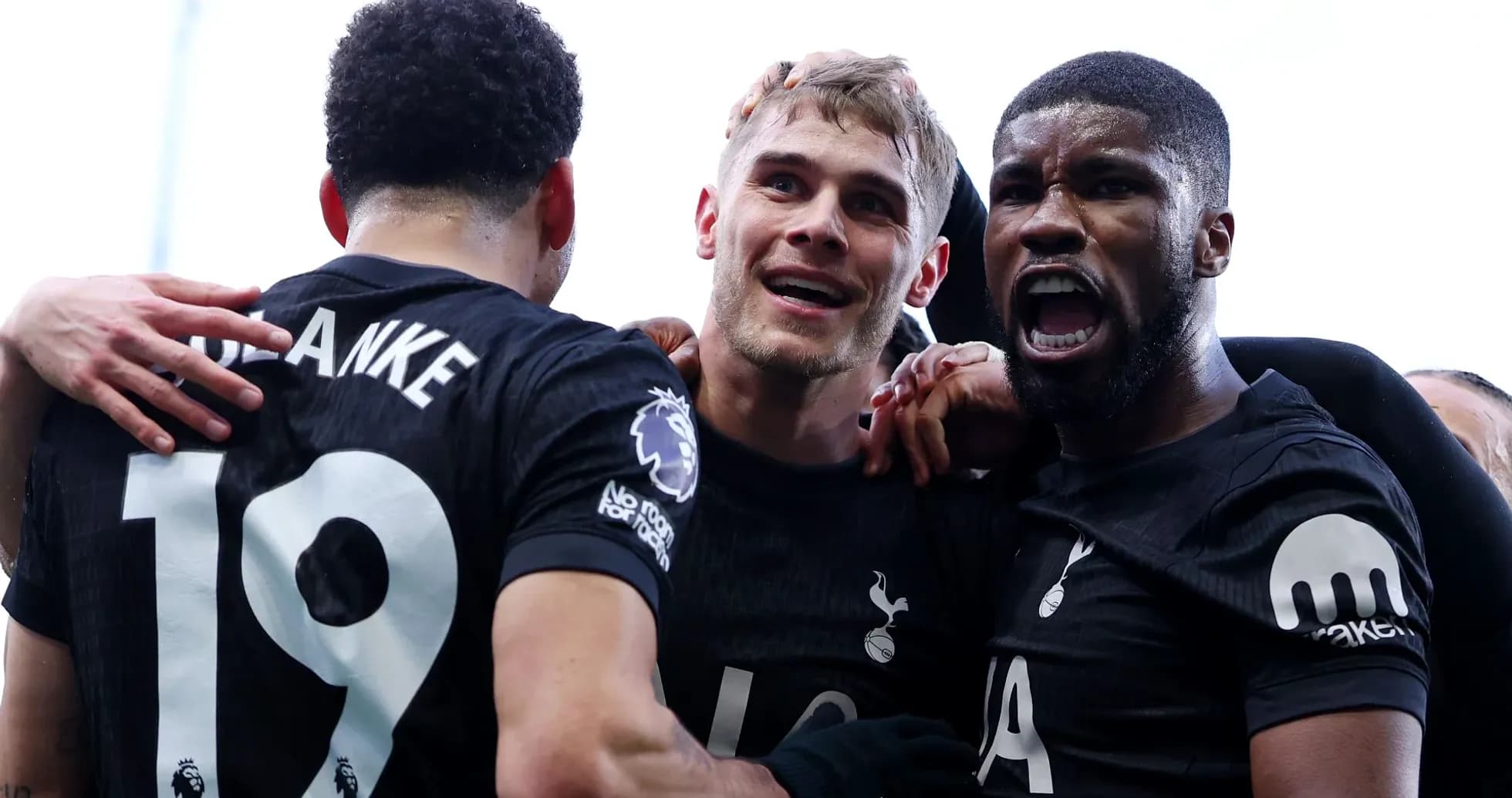 Joueurs de Tottenham célébrant un but ensemble