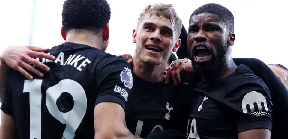 Joueurs de Tottenham célébrant un but ensemble