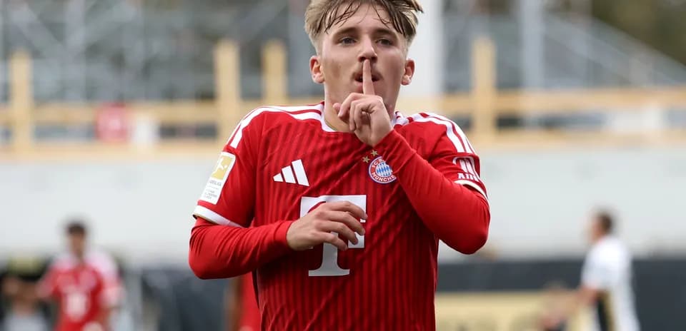 Joueur de Bayern Munich faisant le geste du silence