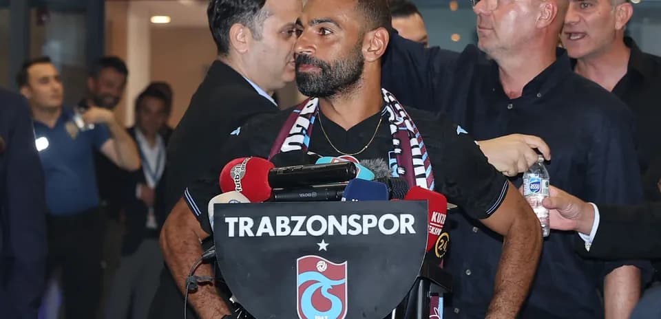 Joueur lors d'une conférence de presse pour Trabzonspor