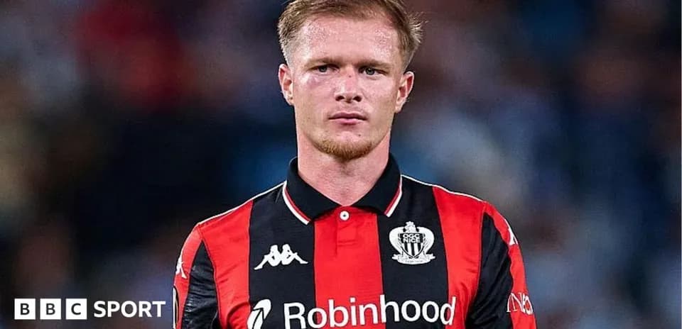 Joueur de football en maillot noir et rouge