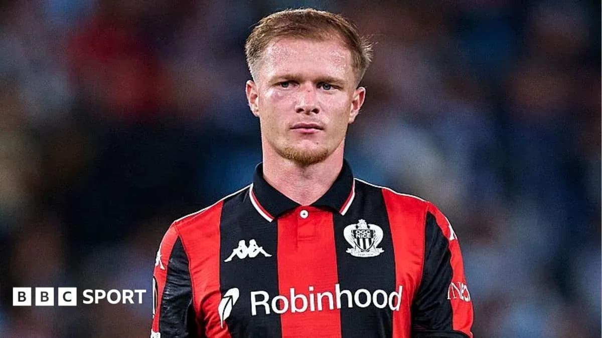 Joueur de football en maillot noir et rouge