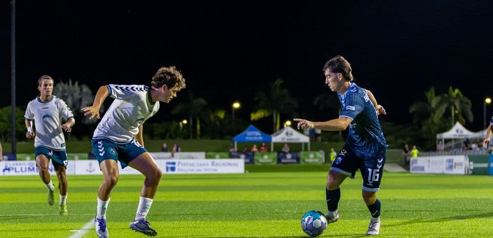 Joueurs en action lors du match de football