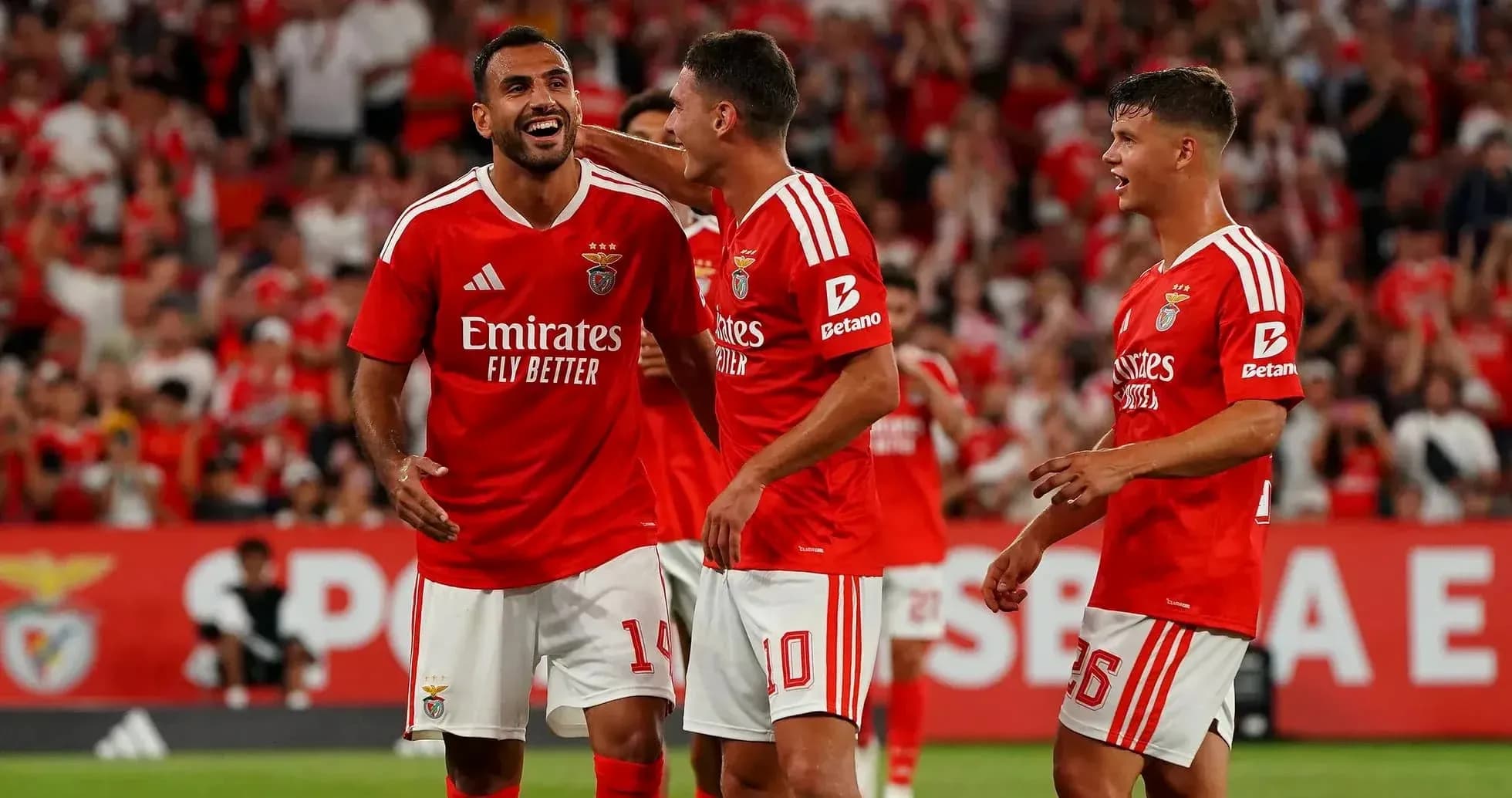 Joueurs de Benfica célébrant un but