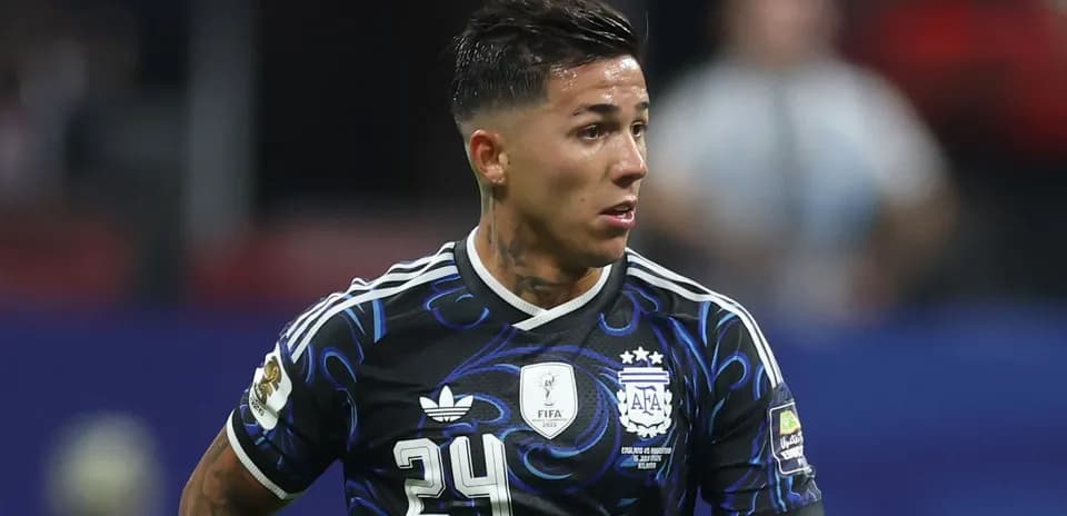 Joueur argentin en maillot noir lors d'un match
