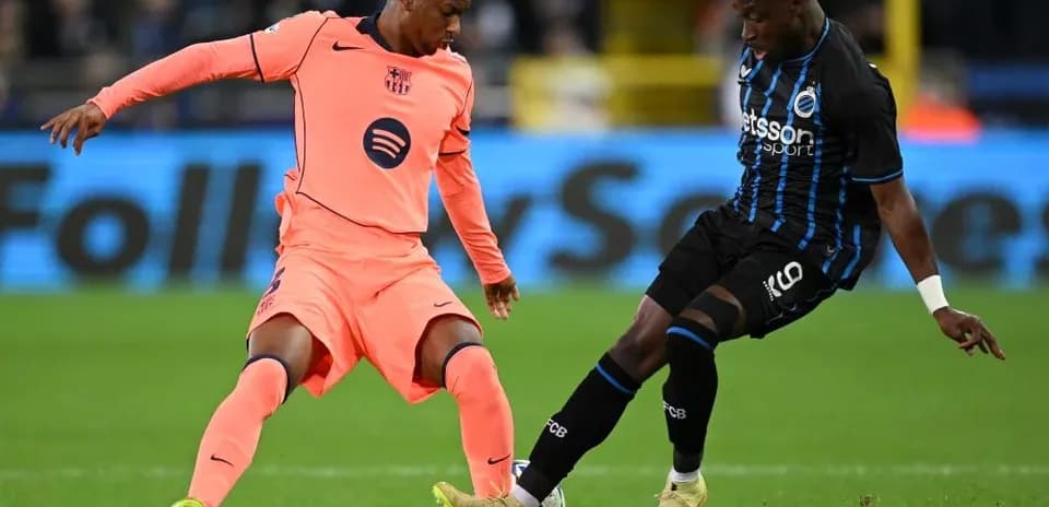 Deux joueurs se disputant le ballon lors du match