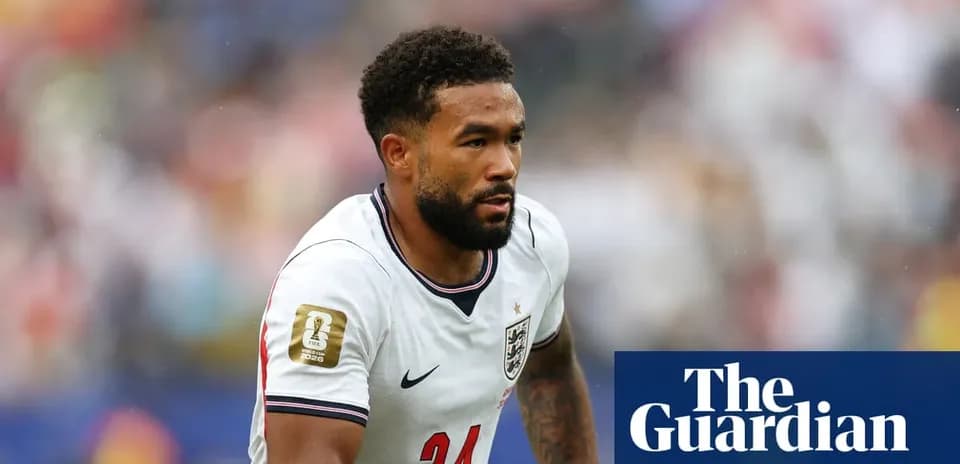 Joueur anglais en action sur le terrain de football