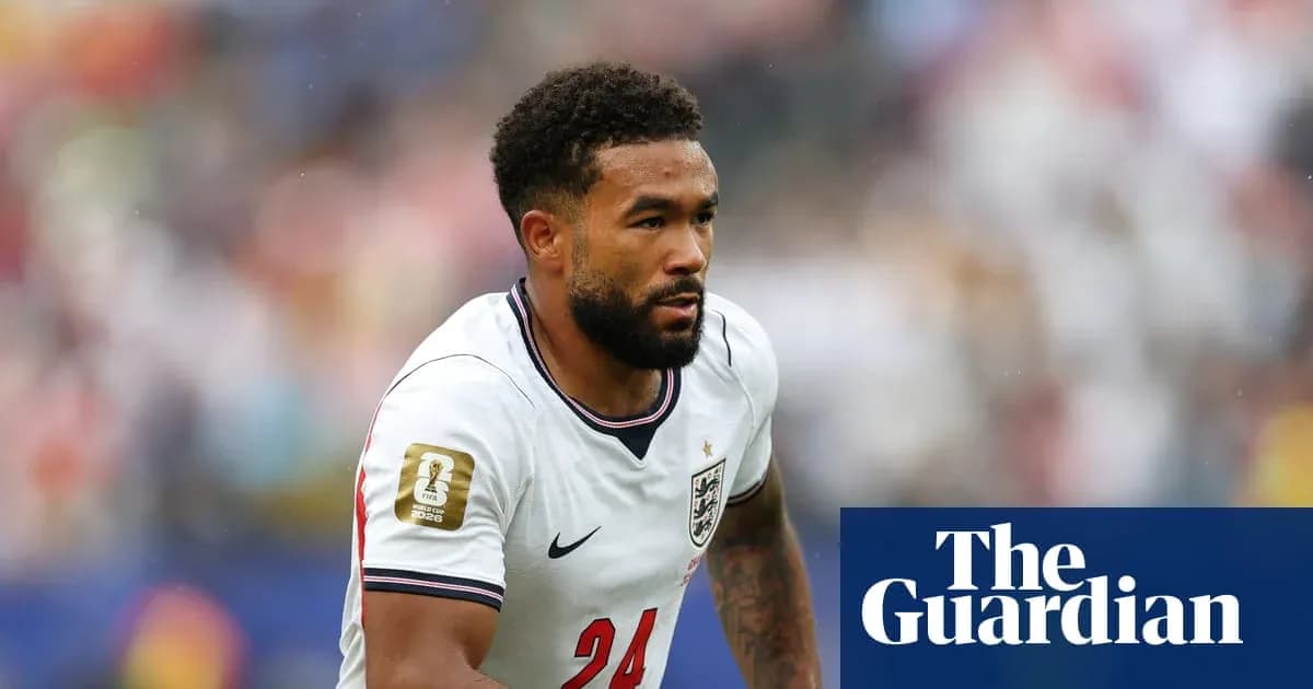 Joueur anglais en action sur le terrain de football