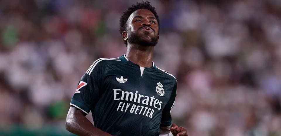 Joueur de Real Madrid en tenue de match sur terrain