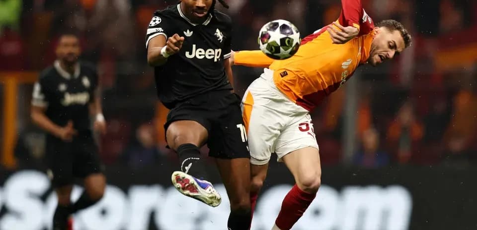 Joueur de Galatasaray en duel avec joueur de la Juventus