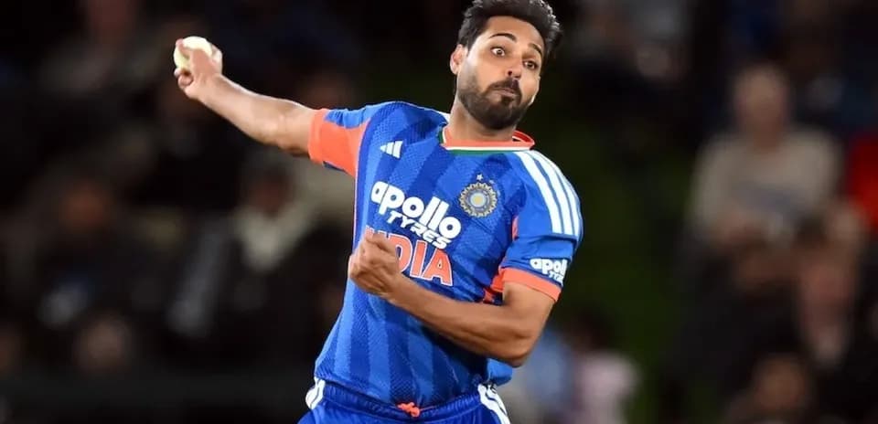 Joueur de cricket lançant la balle en plein match