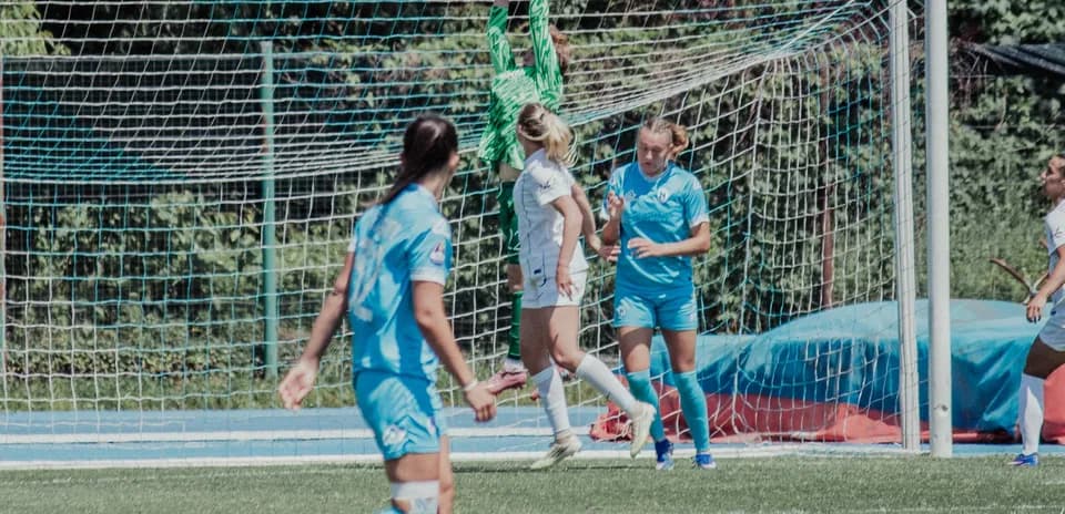 Gardienne attrapant le ballon lors du match