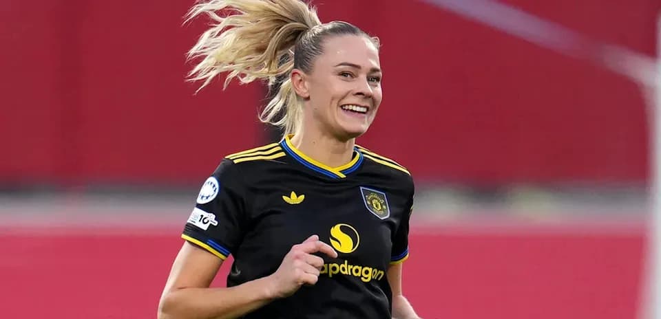 Joueuse souriante célébrant sur le terrain