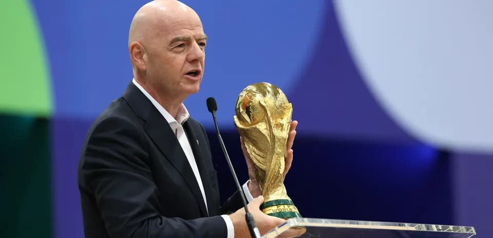 Président tenant la Coupe du Monde lors d'un discours