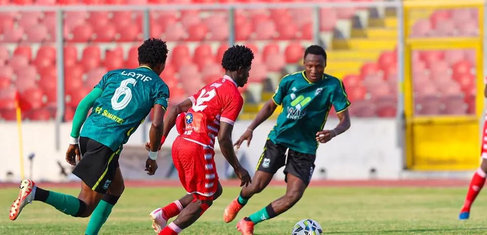 Joueurs en action lors d'un match de football