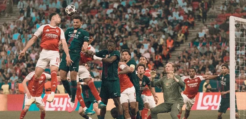 Joueurs en duel aérien lors d'un match de football