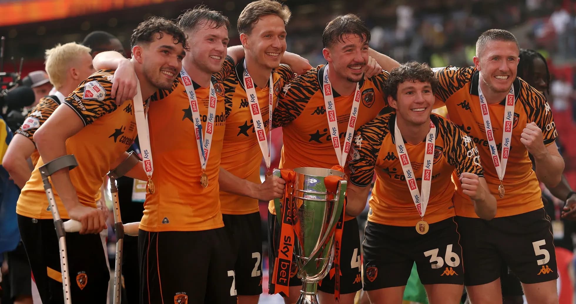 Joueurs de Hull City célébrant avec le trophée