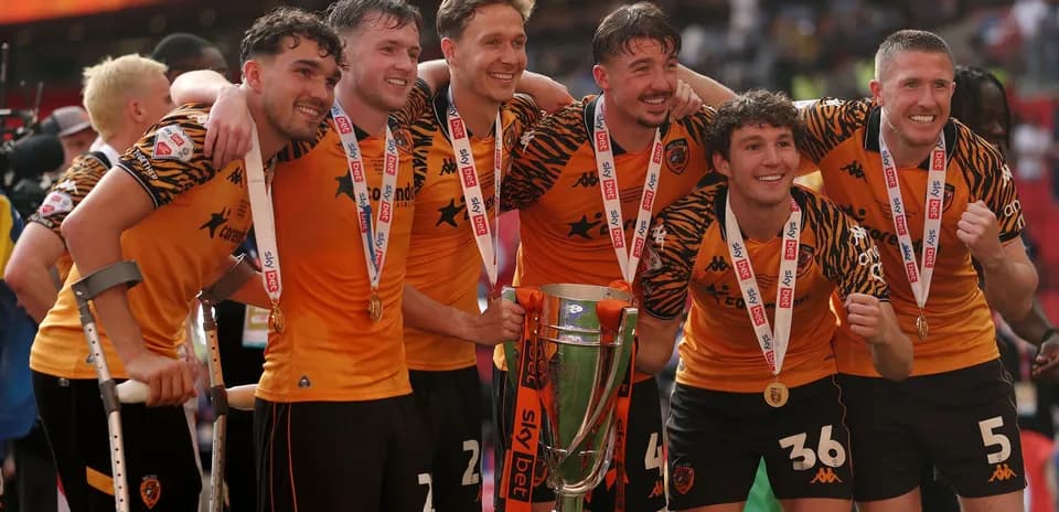 Joueurs de Hull City célébrant avec le trophée