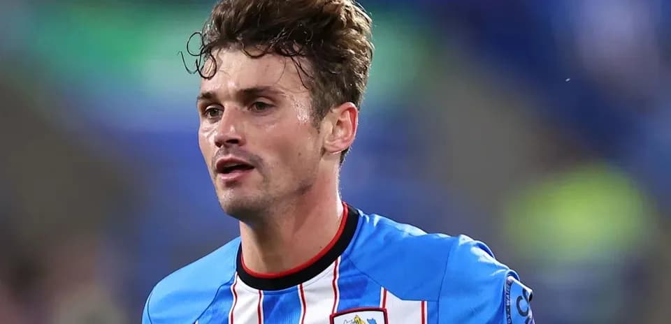 Joueur en tenue de football sur le terrain