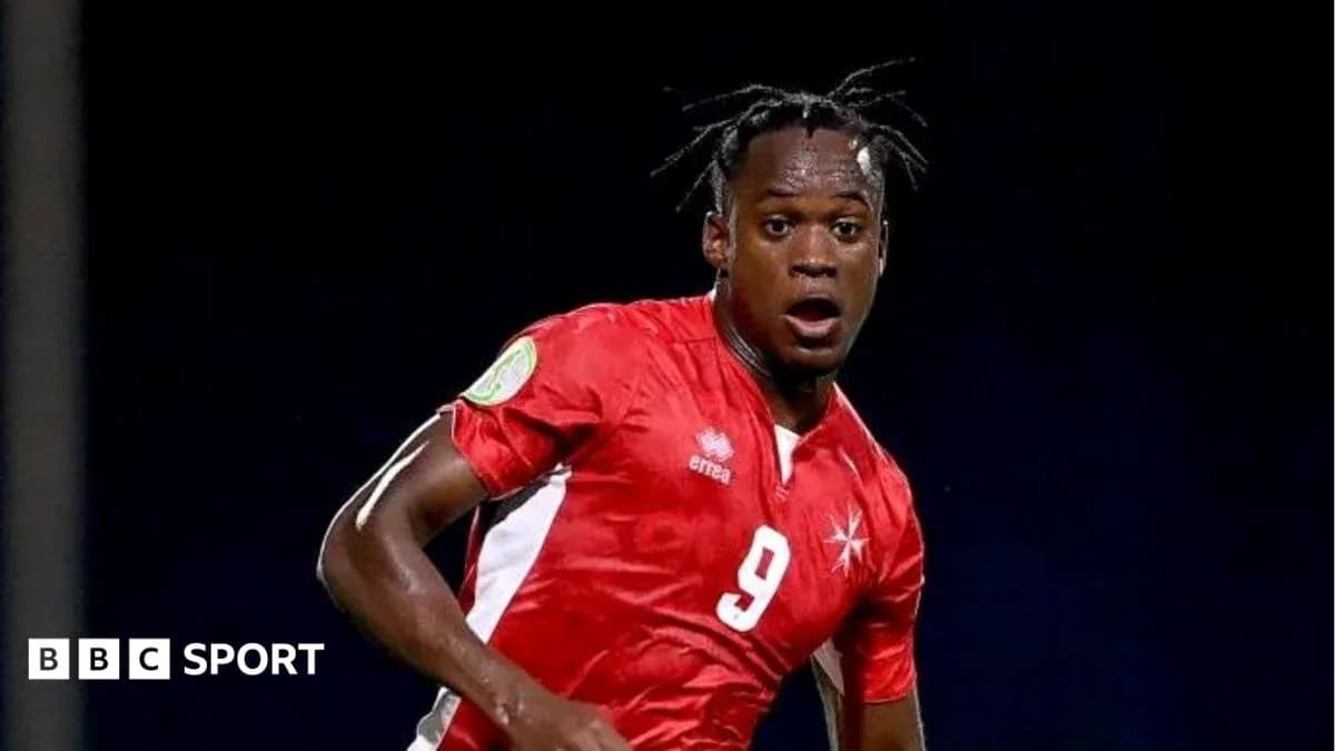 Joueur en maillot rouge courant sur le terrain