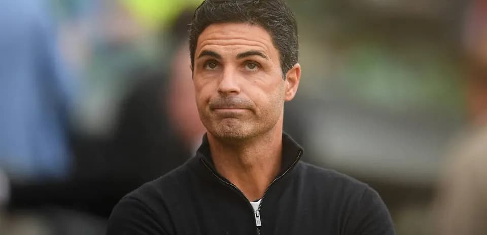 Entraîneur observant le match depuis la touche