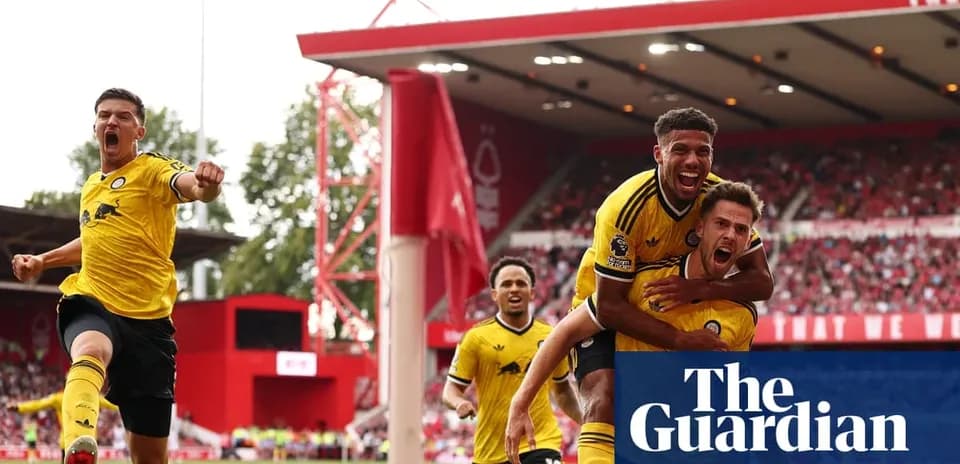 Joueurs célébrant un but au stade de Nottingham