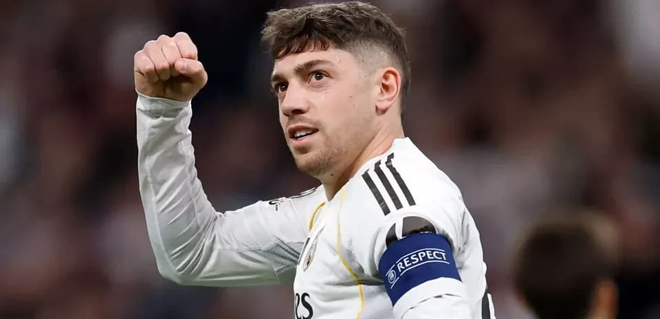 Joueur célébrant avec le poing levé sur le terrain