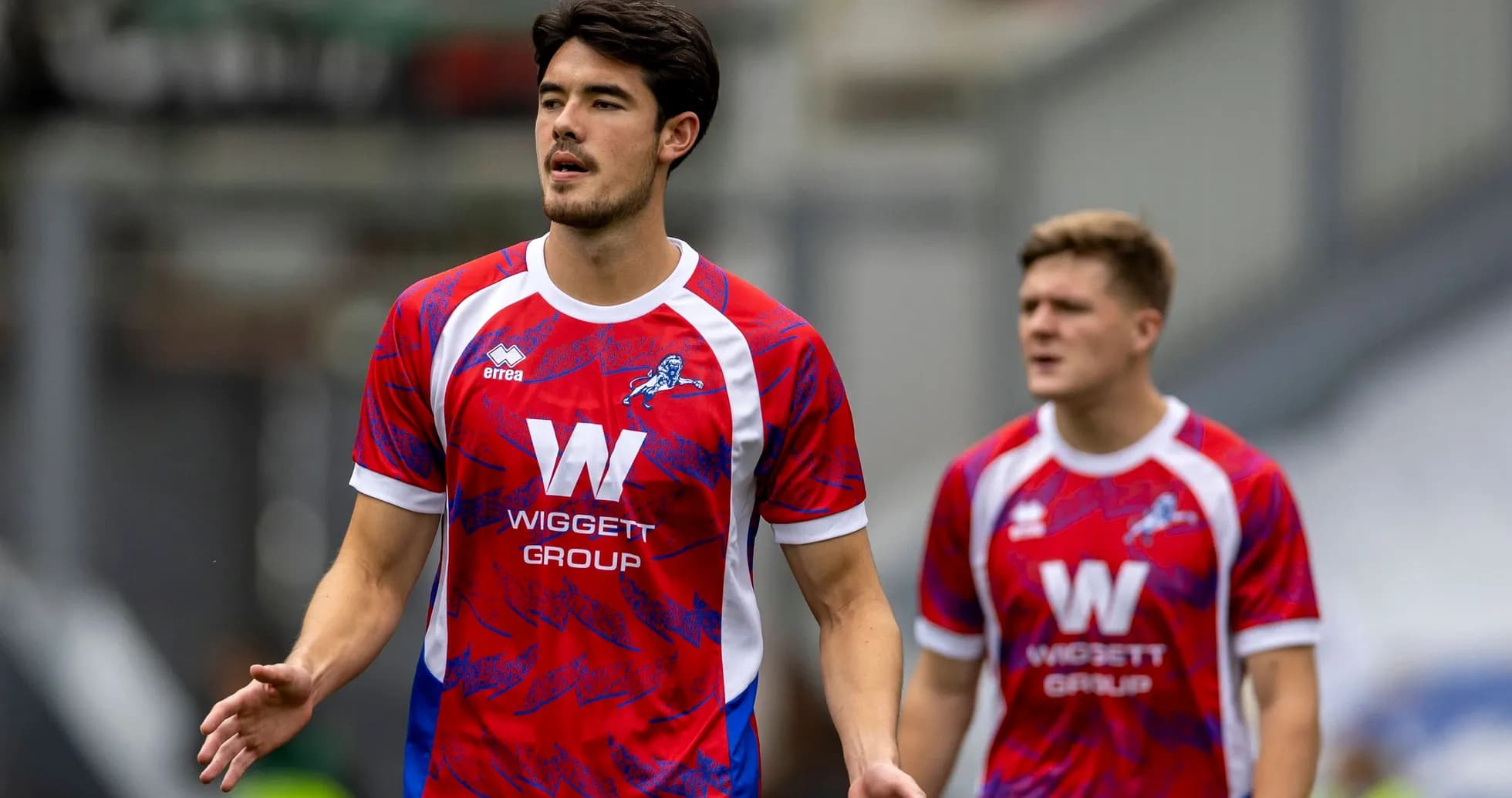 Joueurs en maillot rouge de l'équipe sur le terrain