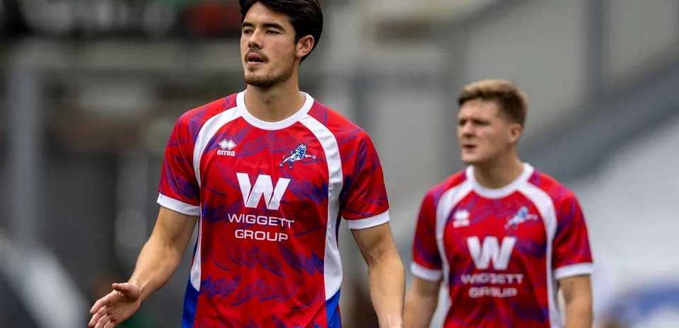 Joueurs en maillot rouge de l'équipe sur le terrain
