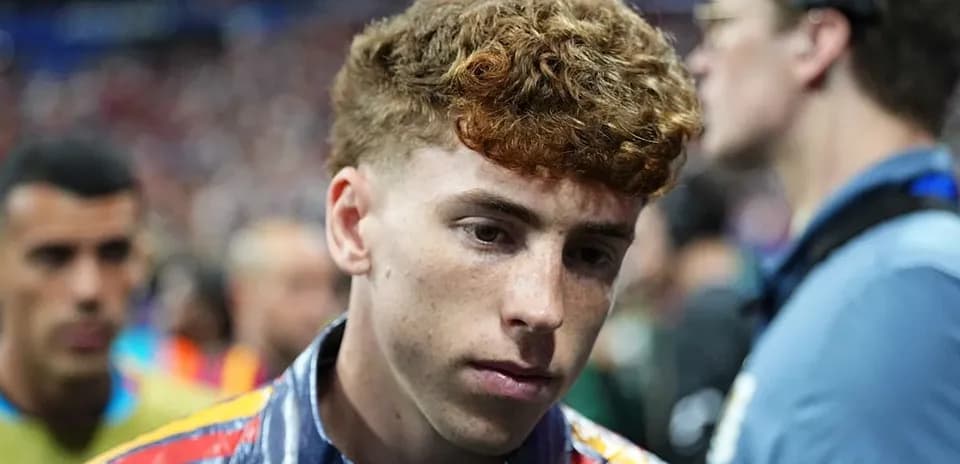Jeune joueur de football marchant sur le terrain