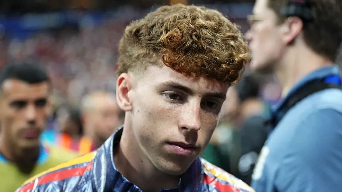 Jeune joueur de football marchant sur le terrain