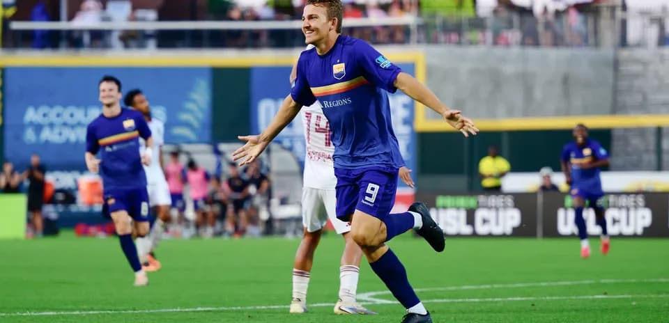Joueur célébrant un but lors du match
